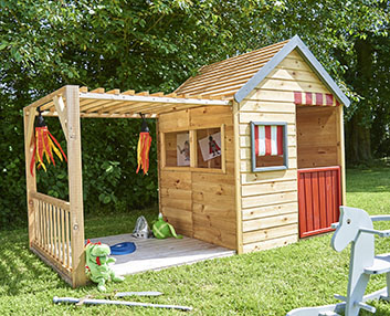 verdeesvida :: Una cabaña infantil con porche y pérgola adosada