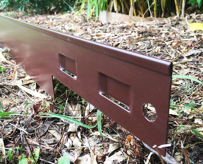 Una bordura de acero con borde superior seguro 