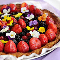 Una tarta de frutas y flores