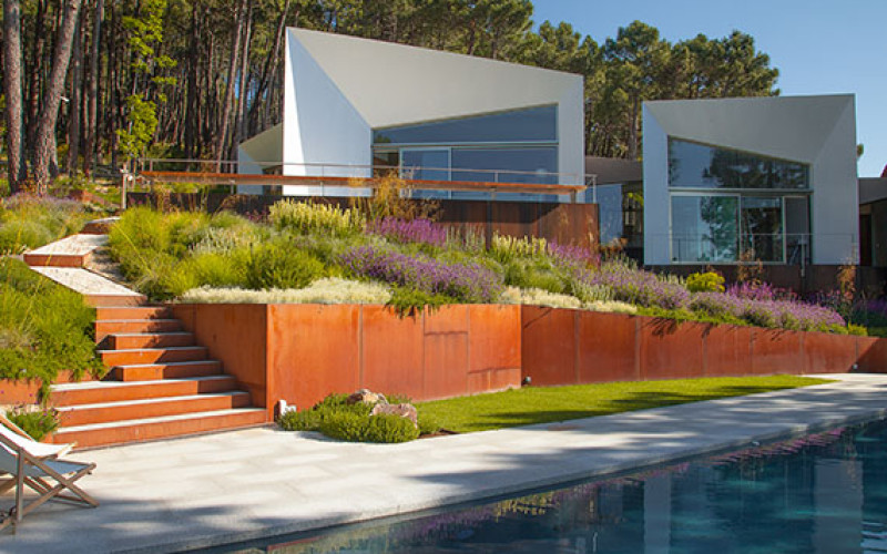 El jardín de la Casa Szoke: color y texturas de plantas mediterráneas